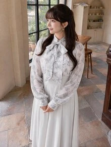 限量版大尺碼拼色水墨印花雪紡洋裝，法式優雅拼接設計；上身水墨花卉印花細肩帶蝴蝶結，下身搭配黑色修身A字裙；完美遮肚並修飾梨形與蘋果型身材；全尺碼選擇，穿著舒適無束縛；可調節後背設計 - 白色 - 查看 10