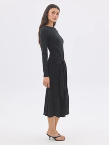 KÆRIA Hus Boat Neck Waist Tie Midi Dress - Peached Cotton Drape - Black - Draped, Feminine, Day To Night - Black - View 4