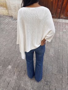 Struktiv 女款春夏極簡V領不對稱下擺寬鬆針織罩衫，百搭海邊度假日常穿搭防曬毛衣 - 白色 - 查看 3