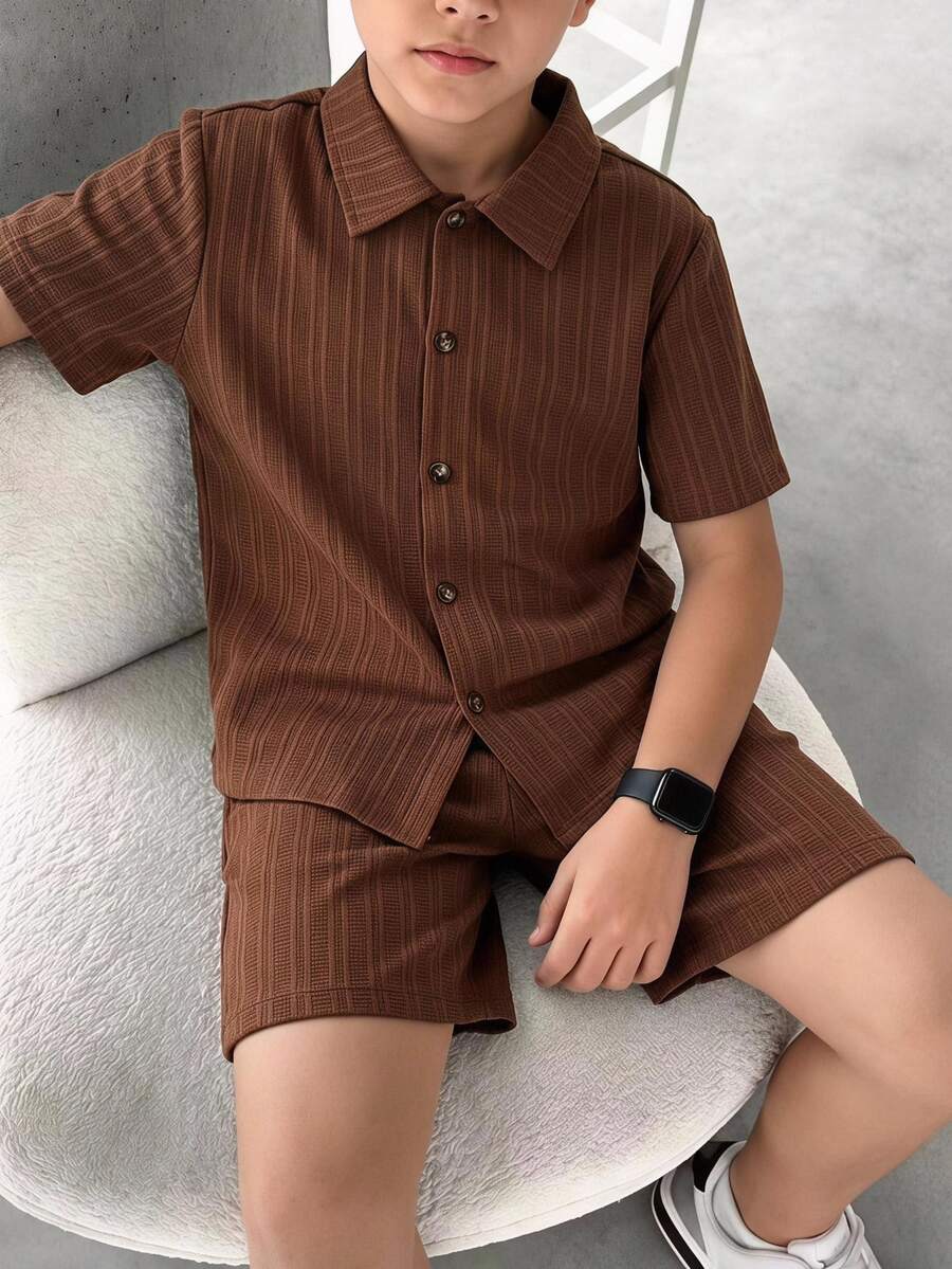 SHEIN 大童男孩針織紋理直條紋短袖襯衫搭配休閒可愛短褲,混紡面料,棕色條紋,度假節日夏季款 - 棕色 - 查看 1
