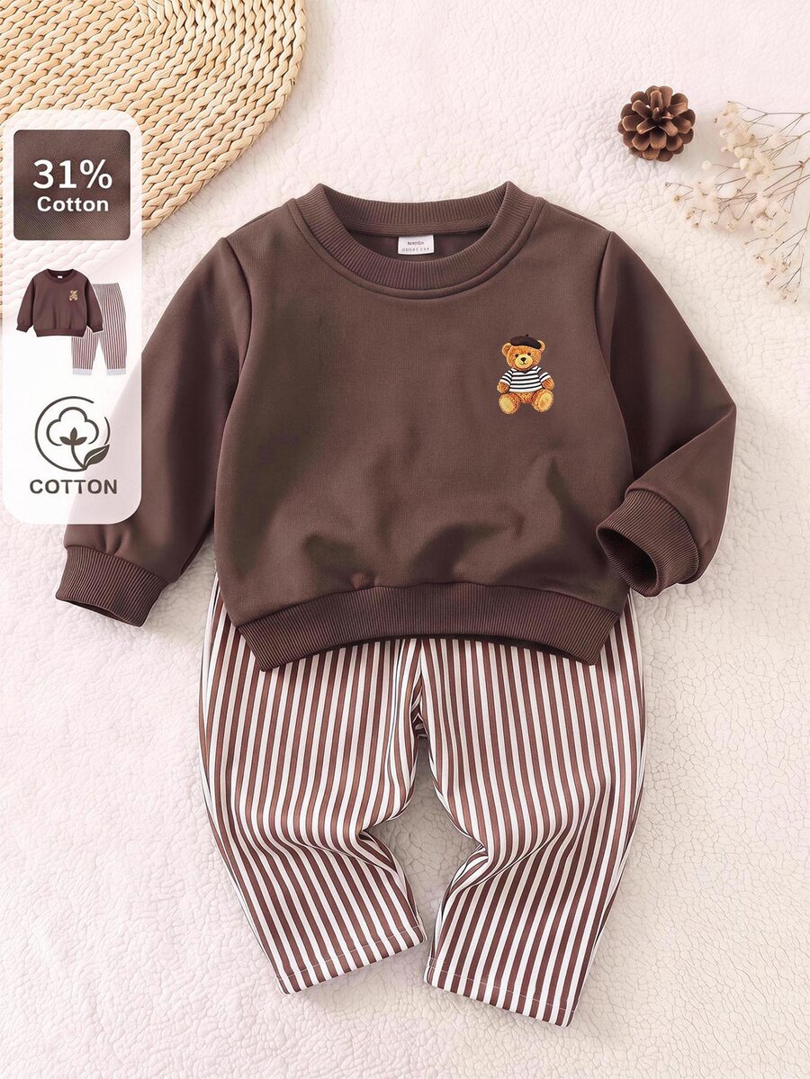 SHEIN طقم قطعتين من القطن البني للأطفال الذكور من 0-3 سنوات بأسلوب فرنسي جديد، كنزة بياقة دائرية مع نمط دب وبنطال مخطط، مناسب للخروجات والمدرسة والمناسبات الأخرى