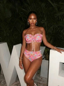 SHEIN Swim 女士海滩夏季度假可爱露肩荷叶边碎花比基尼套装搭配精致珍珠吊坠抽绳比基尼套装 - 彩色 - 查看 6