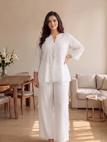 Modelyn Casual vardagsset för kvinnor i plus size med långärmad topp i spetslappt och matchande byxor - Vitt - Visa 1