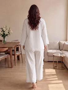 Modelyn Casual vardagsset för kvinnor i plus size med långärmad topp i spetslappt och matchande byxor - Vitt - Visa 2
