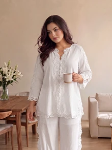 Modelyn Casual vardagsset för kvinnor i plus size med långärmad topp i spetslappt och matchande byxor - Vitt - Visa 6