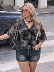 SHEIN ICON بلوزة نسائية كبيرة الحجم بأكمام مكشكشة من الدانتيل والطباعة التعاقدية المربوطة - متعدد الألوان - مشاهدة 1