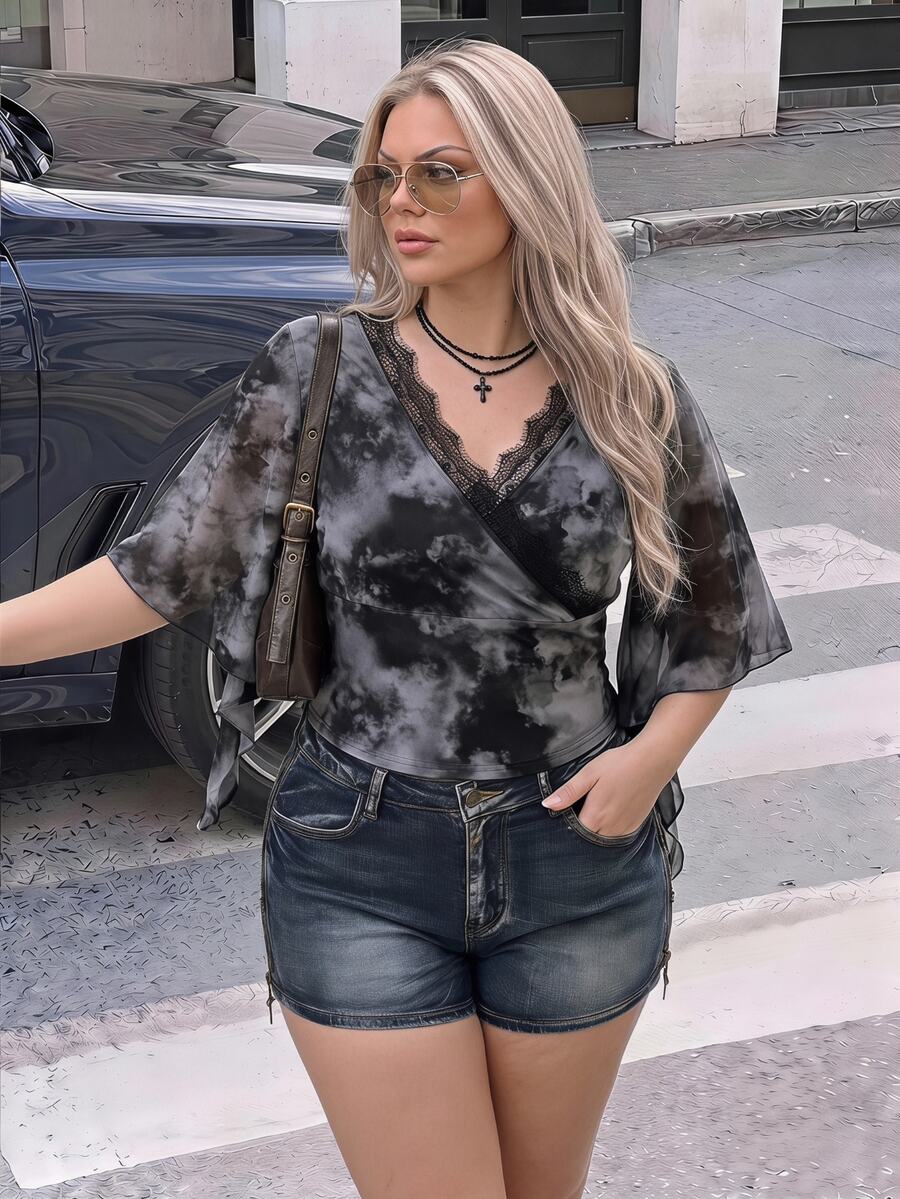 SHEIN ICON بلوزة نسائية كبيرة الحجم بأكمام مكشكشة من الدانتيل والطباعة التعاقدية المربوطة - متعدد الألوان - مشاهدة 1