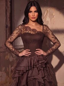 Aureia فستان سهرة أنيق باللون البني القهوي مع تطريز دانتيل وأورجانزا وتصميم غير متماثل للرقبة وتنورة متعددة الطبقات من الكشكشة - قهوة بني - مشاهدة 2
