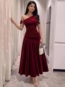 SHEIN فستان صوف بلون موحد أنيق باللون البرغندي المخملي للمراهقات في الخريف/الشتاء، بكتف غير متماثل وزخرفة معدنية غير متماثلة وتصميم مرقع مع تنورة كاملة مجعدة - عنابي اللون - مشاهدة 7