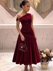 SHEIN فستان صوف بلون موحد أنيق باللون البرغندي المخملي للمراهقات في الخريف/الشتاء، بكتف غير متماثل وزخرفة معدنية غير متماثلة وتصميم مرقع مع تنورة كاملة مجعدة - عنابي اللون - مشاهدة 1