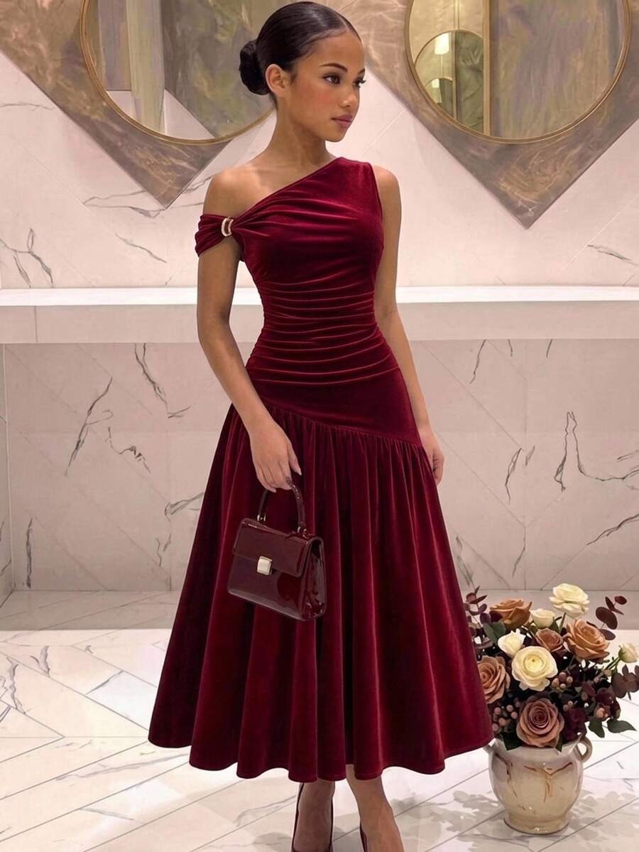 SHEIN فستان صوف بلون موحد أنيق باللون البرغندي المخملي للمراهقات في الخريف/الشتاء، بكتف غير متماثل وزخرفة معدنية غير متماثلة وتصميم مرقع مع تنورة كاملة مجعدة - عنابي اللون - مشاهدة 1