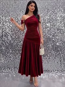 SHEIN فستان صوف بلون موحد أنيق باللون البرغندي المخملي للمراهقات في الخريف/الشتاء، بكتف غير متماثل وزخرفة معدنية غير متماثلة وتصميم مرقع مع تنورة كاملة مجعدة - عنابي اللون - مشاهدة 6
