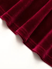 SHEIN فستان صوف بلون موحد أنيق باللون البرغندي المخملي للمراهقات في الخريف/الشتاء، بكتف غير متماثل وزخرفة معدنية غير متماثلة وتصميم مرقع مع تنورة كاملة مجعدة - عنابي اللون - مشاهدة 10