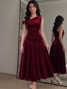 SHEIN فستان صوف بلون موحد أنيق باللون البرغندي المخملي للمراهقات في الخريف/الشتاء، بكتف غير متماثل وزخرفة معدنية غير متماثلة وتصميم مرقع مع تنورة كاملة مجعدة - عنابي اللون - مشاهدة 2