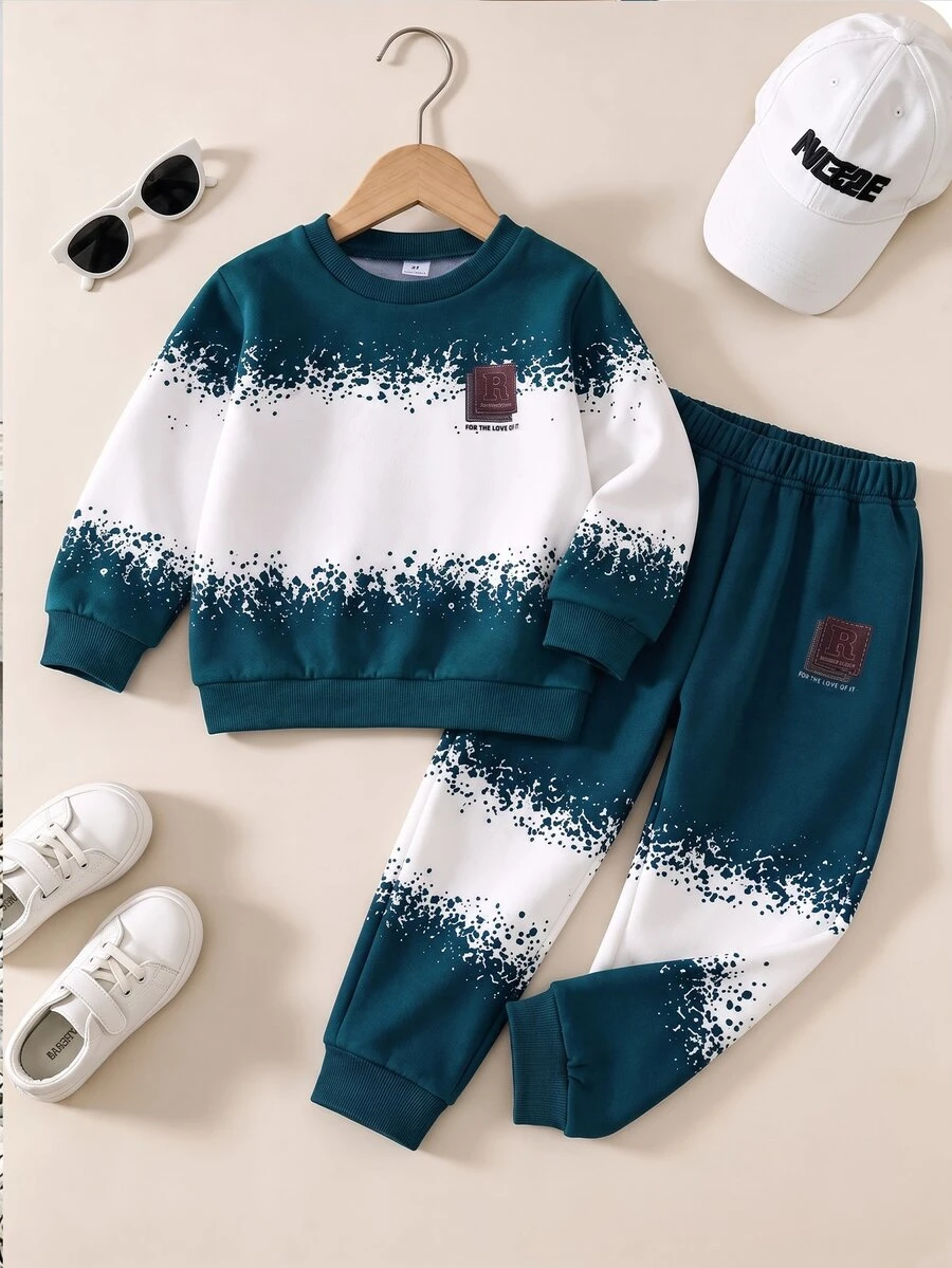 SHEIN 2 قطعة/مجموعة ملابس رياضية كاجوال للأولاد الصغار بأسلوب الشارع الجامعي، بلوزة رياضية + بنطال بنمط أجنحة لطيف وبارد مخطط ثلاثي الألوان، مناسبة للارتداء اليومي والمدرسة - أخضر - مشاهدة 1