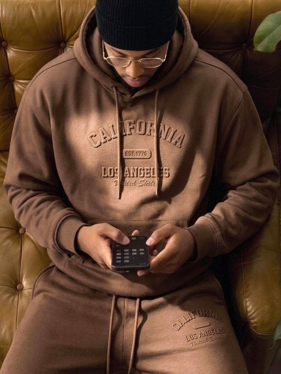 Aesthetic Post 男士字母壓紋抽繩連帽衛衣與運動長褲棕色套裝 - 棕色 - 查看 1