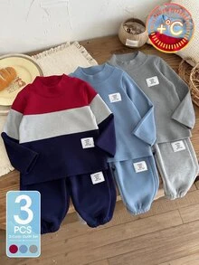 SHEIN 3件組男嬰運動衫慢跑褲套裝 學院風 紅藍灰拼色字母長袖小立領 加厚毛茸感 冬季節日派對套頭衫 - 藏蓝色 - 查看 1
