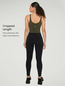 GLOWMODE Camiseta de tirantes corta FeatherFit™ con espalda en U, para actividades de bajo impacto como yoga y uso diario en otoño e invierno - Verde militar - Ver 6