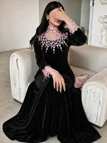 Yasmyna 秋冬天鵝絨穆斯林長洋裝，粉色蕾絲立領拼接長袖晚禮服 - 黑色 - 查看 4