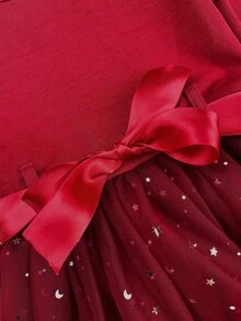 SHEIN فستان كاجوال للبنات الصغيرات من التريكو بلون موحد وياقة دائرية مع حافة مكشكشة وتفاصيل شبكية مرقعة، عيد الميلاد، أنماط خريفية جديدة للأطفال - الأحمر - مشاهدة 4