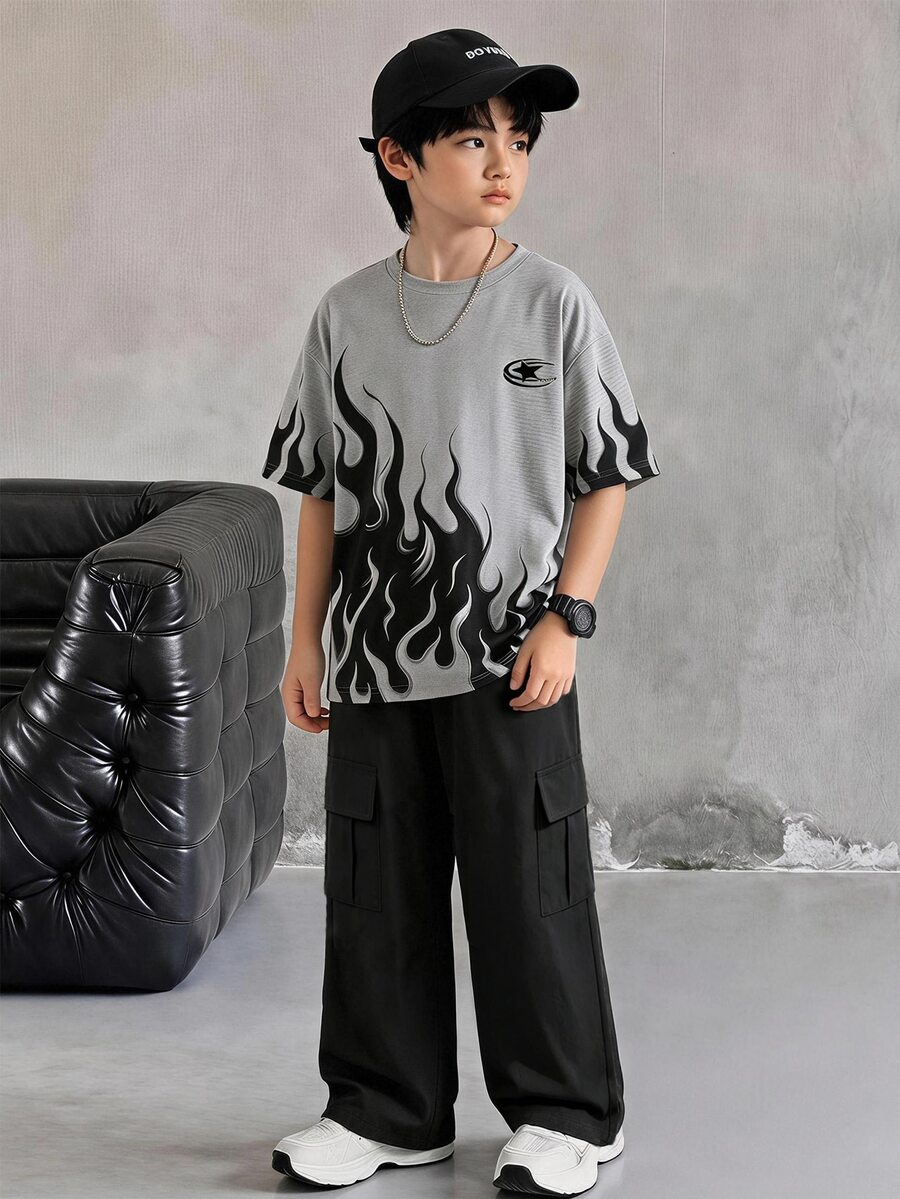 SHEIN 2件組 青少年男孩酷炫火焰圖案與時尚Logo印花圓領短袖T恤+寬腿工裝褲套裝,適合假期派對、春夏秋季,休閒舒適,開學首選,時尚休閒穿搭,夏秋街頭風戶外休閒套裝 - 彩色 - 查看 1