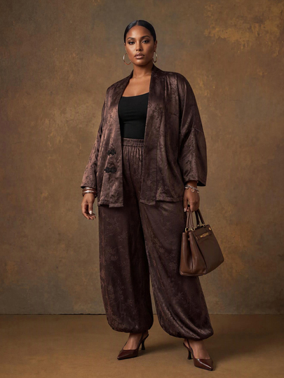 Zivah Conjunto de chaqueta larga holgada y pantalones jogger de pierna ancha para mujer talla grande, otoño 2026, nuevo lanzamiento, versátil y combinable para aniversario, temporada de graduación, crucero, viaje y uso casual, cómodo, ligero, de moda, elegante y romántico, color marrón, satén jacquard con decoración de botones de rana, prenda premium