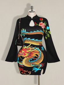 SHEIN ICON 大尺碼女款秋冬復古性感旗袍領淚滴鏤空喇叭袖龍紋黑色新中式連身裙 - 黑色 - 查看 1