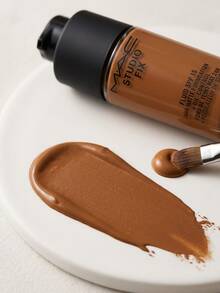 MAC Studio Fix Fluid SPF 15 Foundation NC60 30 Ml – Foundation, 24-Hour Matte Finish, For Oily Skin, NC60, SPF 15, Suitable For Daily Makeup Routine - White - View 3