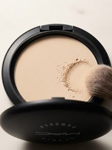 MAC Blot Pressed Powder 12 G – Oil-Control Shine Reduction, Matte Finish For Oily Skin, Makeup Setting And Touch-Ups, Lightweight Sheer Coverage, Professional Face Finish, Includes Mirror And Puff For On-The-Go Use - Medium - View 3