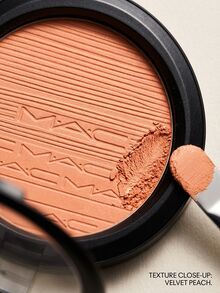 MAC Extra Dimension Skinfinish Highlighter Glow With It 9 G – Highlighter, Luminous Finish, For Makeup Enthusiasts, Peachy Tan, Prismatic Pigments, Suitable For Daily Makeup Routine - Glow With It - View 3