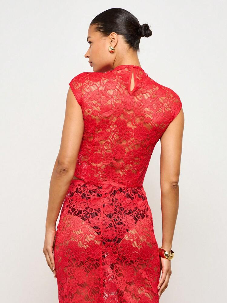 Top corto de encaje floral con cuello alto y mangas cortas