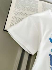 SHEIN Camiseta blanca con gráfico impreso en inglés "joven Boy", que combina bien con pantalones cortos, vaqueros u otros atuendos para mostrar el estilo de moda del bebé. También es un excelente regalo, práctico y significativo.