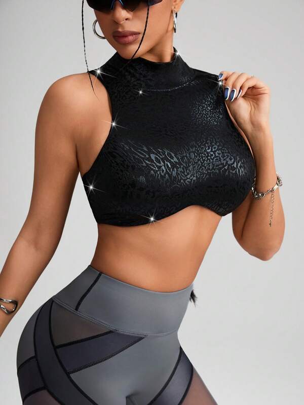 Innovista Sutien sport lucios, sculptat și ultra sexy, cu efect de piele ecologică și imprimeu animal, sutien activ cu strălucire lichidă, croială încrezătoare, performanță de lux, top sport elastic, maieu scurt, fără mâneci, fără armătură, decupaj din plasă, negru, leopard, set pentru petrecere, haltere, antrenament de forță fizică, greutăți cu gantere, activități în aer liber, ciclism, motociclism, alergare, exerciții aerobice și cardio, yoga și pilates, box, drumeții și trekking, tenis și golf, echipamente și aparate de antrenament, ținute de antrenament și trening, UrbanAthleisure, icoană modei, elegant și strălucitor, set strălucitor pentru festivaluri de muzică, croială sexy stradală, articole esențiale pentru purtare zilnică, îmbrăcăminte sport TikTok, mișcare modernă, motivație de vară.