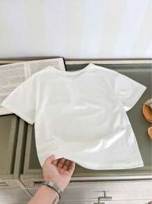 SHEIN Camiseta blanca con gráfico impreso en inglés "joven Boy", que combina bien con pantalones cortos, vaqueros u otros atuendos para mostrar el estilo de moda del bebé. También es un excelente regalo, práctico y significativo.