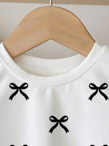 SHEIN Kleine Mädchen süß niedlich Schleife Muster lässiges minimalistisches Rundhals Kurzarm T-Shirt, geeignet für den Sommer