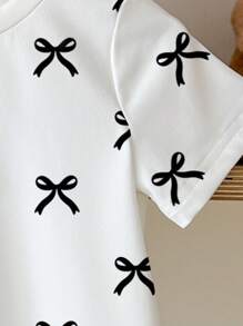 SHEIN Kleine Mädchen süß niedlich Schleife Muster lässiges minimalistisches Rundhals Kurzarm T-Shirt, geeignet für den Sommer