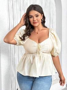 SHEIN Privé 大码优雅通勤工作、精致度假下午茶、微性感约会音乐节派对 INS 复古学院风海滩写真甜心领前抽绳褶皱泡泡袖腰部荷叶边提花面料后背镂空设计上衣 - 杏色 - 查看 7