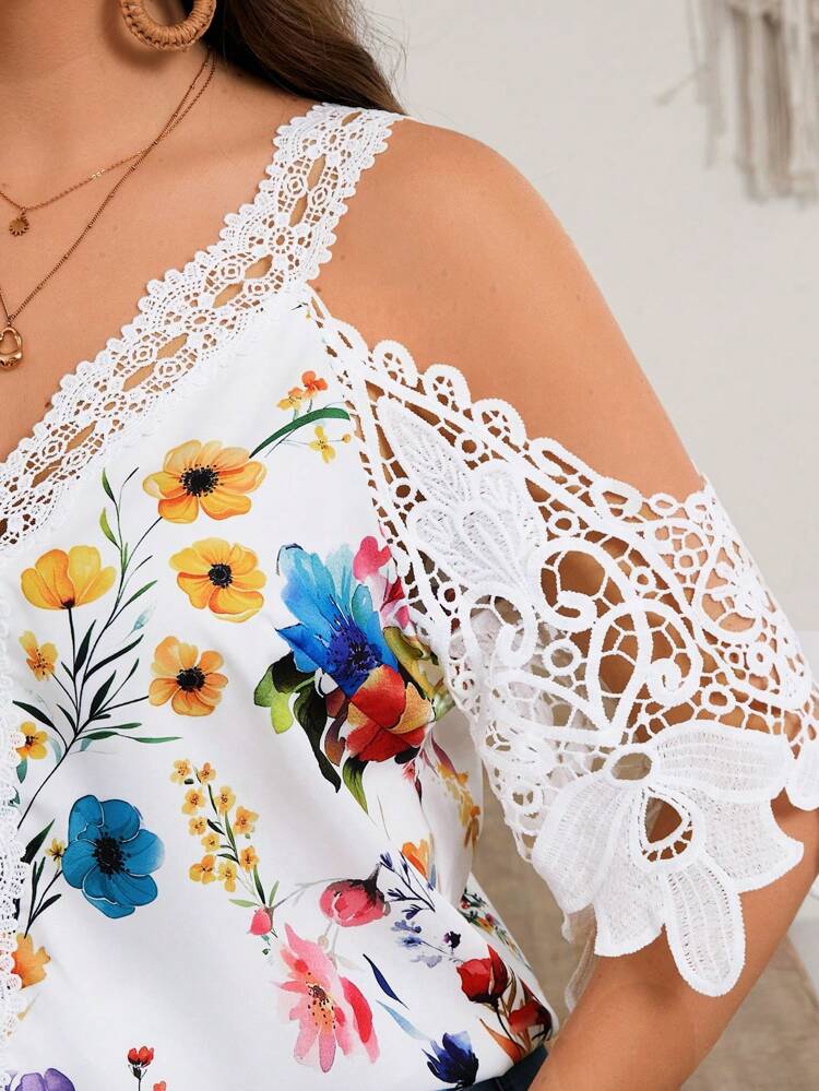 Plus Size Women Floral Print Lace Patchwork V-Neck Hollow Out Short Sleeve Top,Country Casual Vacation Woman,Simple And Fashionable For Everyday Wear,Summer Tops Women,Summer,Vacation Woman Summer Office Wear, Vacation Woman, Summer Festival Boho,Holiday,Summer Outing,Simple & Fashionable Plus Size