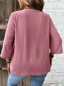 SHEIN LUNE 加大码蕾丝拼接衬衫，纽扣袖口，V 领，撞色纽扣，七分袖，适合外出和度假的休闲装 - 淺粉色 - 查看 2