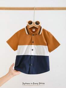 Cozy Pixies Camisa casual y versátil para niño con cuello polo, manga corta y botones, en diseño de bloques de colores contrastantes