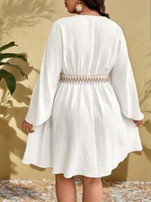 SHEIN Clasi Vestido Mini Casual de Resort com Gola em V, Mangas Amplas, Cintura Elástica, Babado na Barra Colorido - Branco - Visão 2