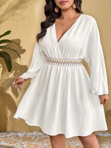 SHEIN Clasi Vestido Mini Casual de Resort com Gola em V, Mangas Amplas, Cintura Elástica, Babado na Barra Colorido - Branco - Visão 6