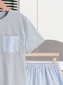SHEIN Set da 2 pezzi per ragazzo adolescente, composto da maglietta a maniche corte con scollo tondo e pantaloncini a righe, in stile casual estivo, pigiama allentato