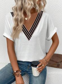 SHEIN VCAY Camiseta casual de moda versátil de manga corta con cuello en V y puños a rayas de color contrastante para primavera/verano