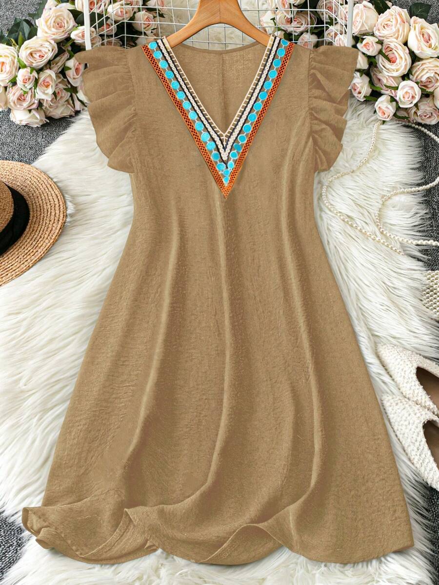 DreamSkyne 大码 V 领花卉装饰 A 字形度假连衣裙 - 卡其色 - 查看 1