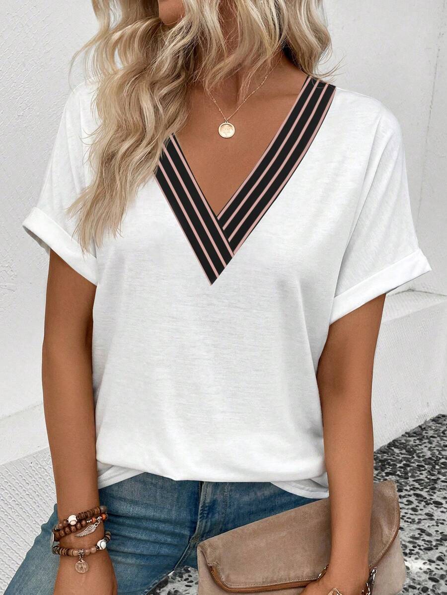 SHEIN VCAY Camiseta casual de moda versátil de manga corta con cuello en V y puños a rayas de color contrastante para primavera/verano