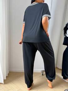 SHEIN Set de pijamale casual pentru femei, mărimi mari, stil european și american, cu blocuri de culori, decolteu în V, imprimat cu cifre și litere, ținute de casă - Negru - Vizualizare 2