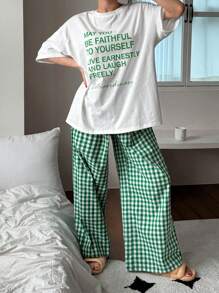 DAZY Outfit-Set aus locker sitzendem T-Shirt mit Buchstaben-Grafik-Muster und karierter Gerade-Bein-Hose als Heim-Outfit/Pyjama