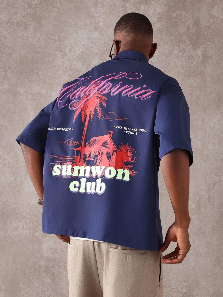 SUMWON 加州海滩度假村图案印花短袖衬衫休闲夏季纽扣领海滩俱乐部度假装宽松版型 - 藍色 - 查看 1