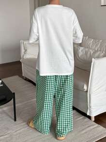 DAZY Outfit-Set aus locker sitzendem T-Shirt mit Buchstaben-Grafik-Muster und karierter Gerade-Bein-Hose als Heim-Outfit/Pyjama